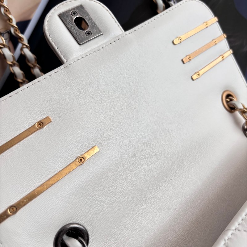 限量版 ::CHANEL:: AS2978 COCO字樣白色羊皮口蓋包 髮夾包金鍊包-31