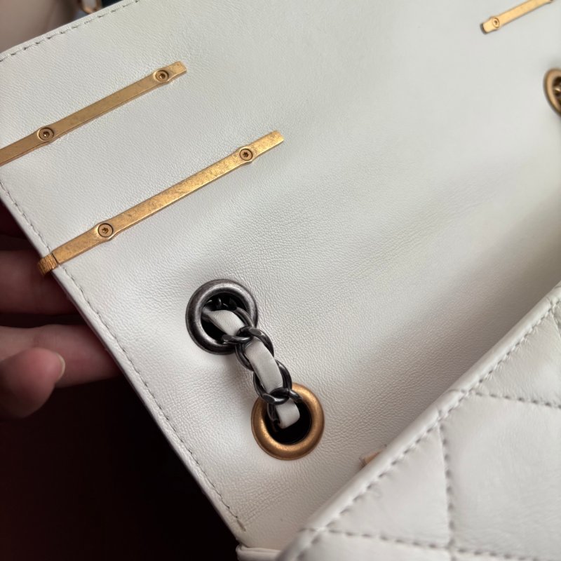 限量版 ::CHANEL:: AS2978 COCO字樣白色羊皮口蓋包 髮夾包金鍊包-32