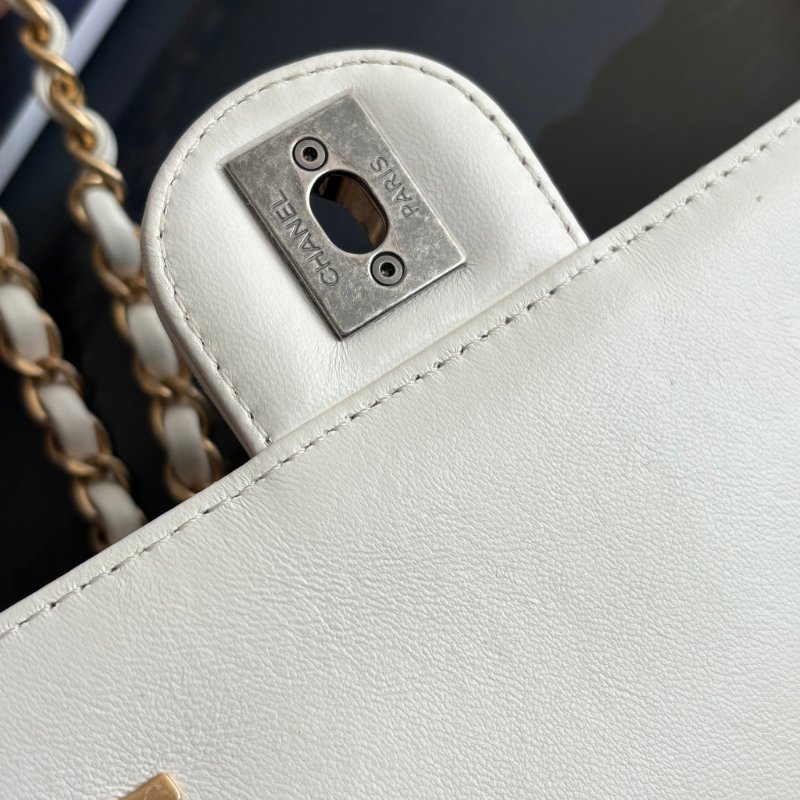 限量版 ::CHANEL:: AS2978 COCO字樣白色羊皮口蓋包 髮夾包金鍊包-33