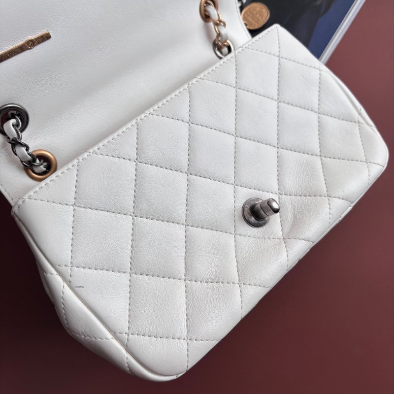 限量版 ::CHANEL:: AS2978 COCO字樣白色羊皮口蓋包 髮夾包金鍊包-34