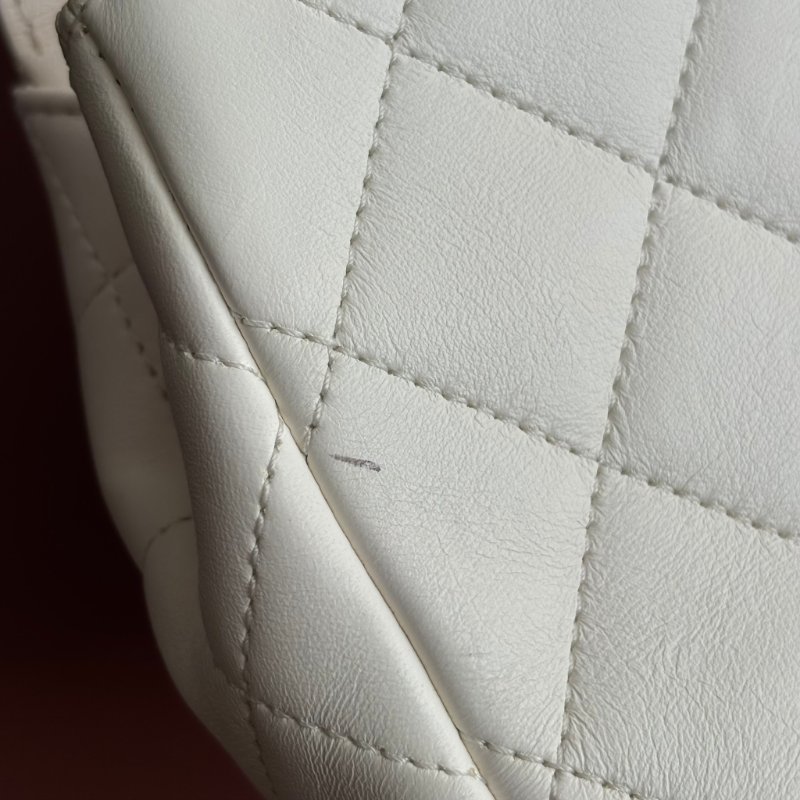 限量版 ::CHANEL:: AS2978 COCO字樣白色羊皮口蓋包 髮夾包金鍊包-35