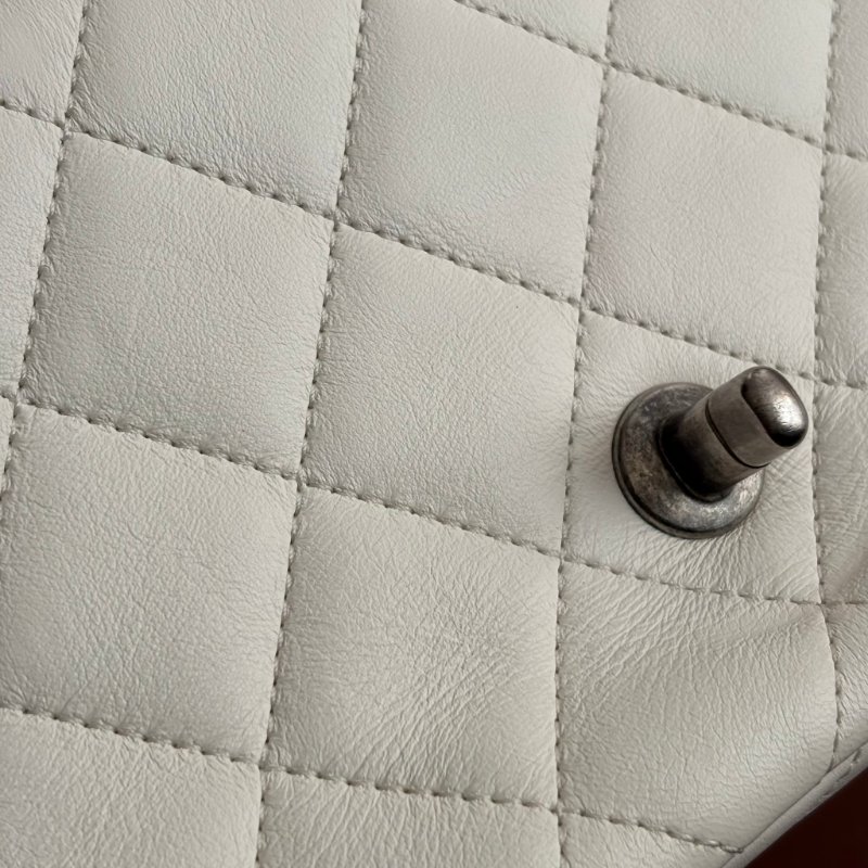 限量版 ::CHANEL:: AS2978 COCO字樣白色羊皮口蓋包 髮夾包金鍊包-36