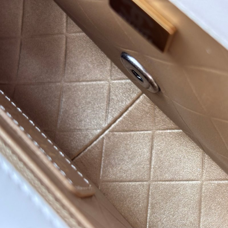 限量版 ::CHANEL:: AS2978 COCO字樣白色羊皮口蓋包 髮夾包金鍊包-38