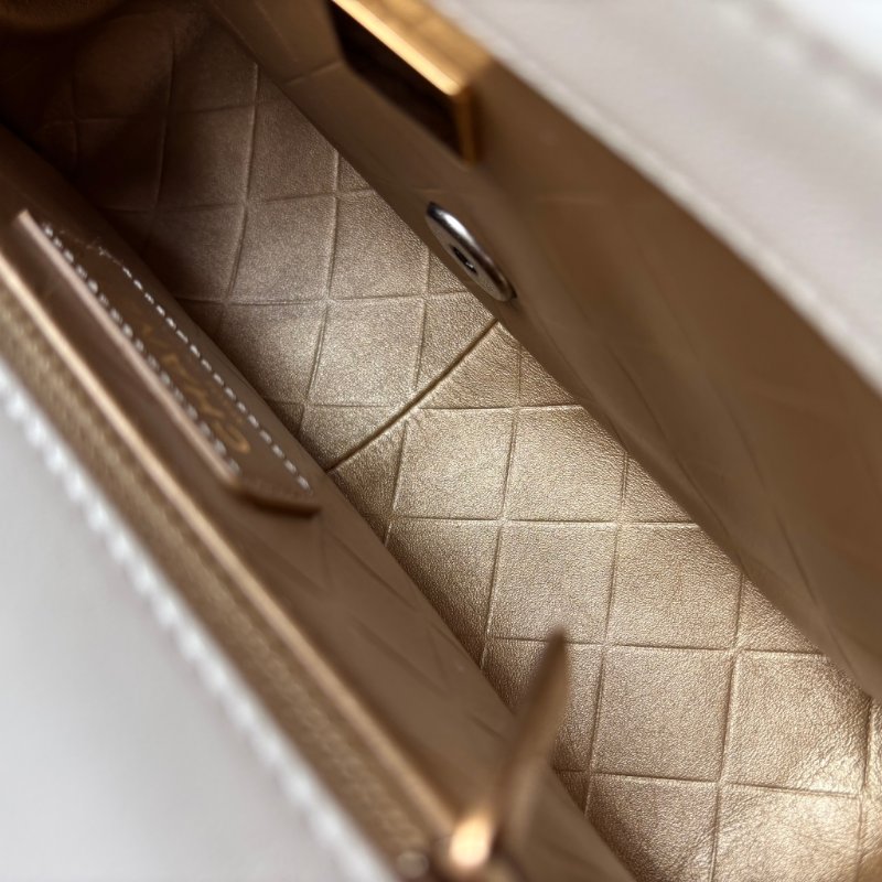 限量版 ::CHANEL:: AS2978 COCO字樣白色羊皮口蓋包 髮夾包金鍊包-39