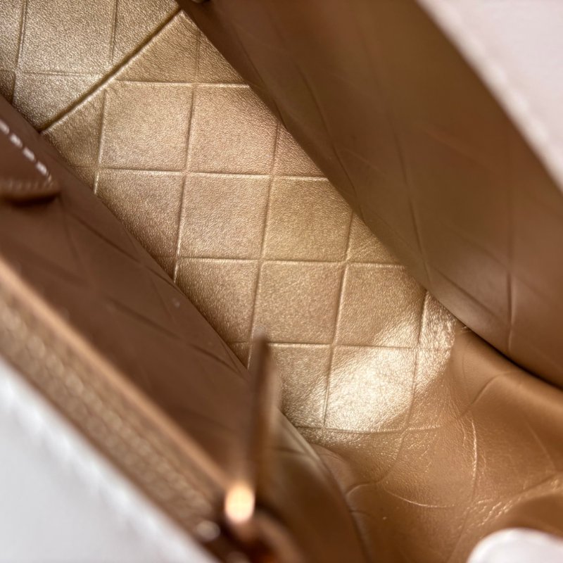 限量版 ::CHANEL:: AS2978 COCO字樣白色羊皮口蓋包 髮夾包金鍊包-41