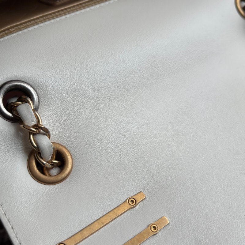 限量版 ::CHANEL:: AS2978 COCO字樣白色羊皮口蓋包 髮夾包金鍊包-42