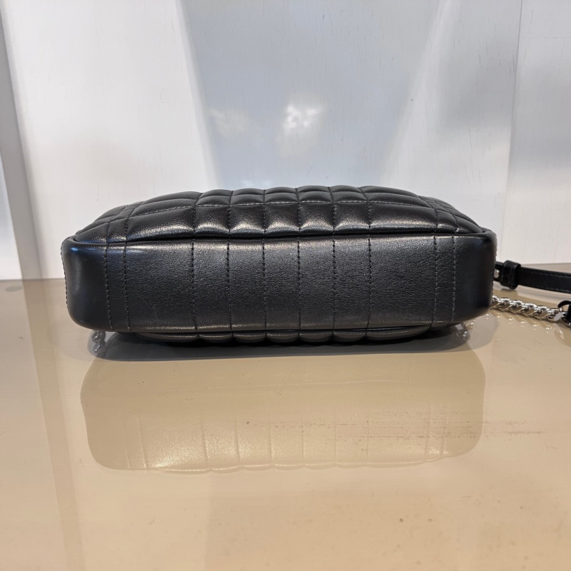 Burberry 黑羔羊皮Lola絎縫銀釦ㄇ拉斜背包-2