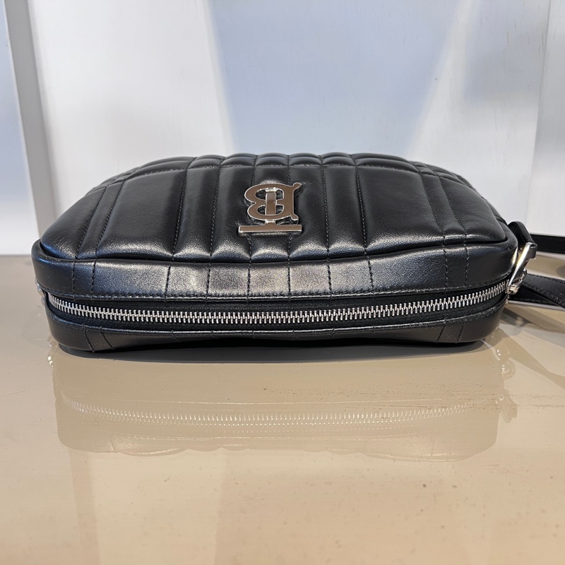 Burberry 黑羔羊皮Lola絎縫銀釦ㄇ拉斜背包-4