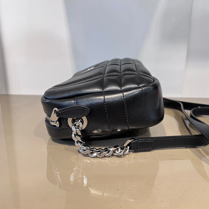 Burberry 黑羔羊皮Lola絎縫銀釦ㄇ拉斜背包-5