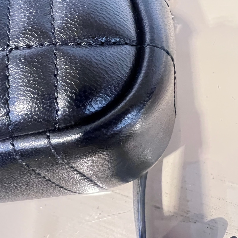 Burberry 黑羔羊皮Lola絎縫銀釦ㄇ拉斜背包-6