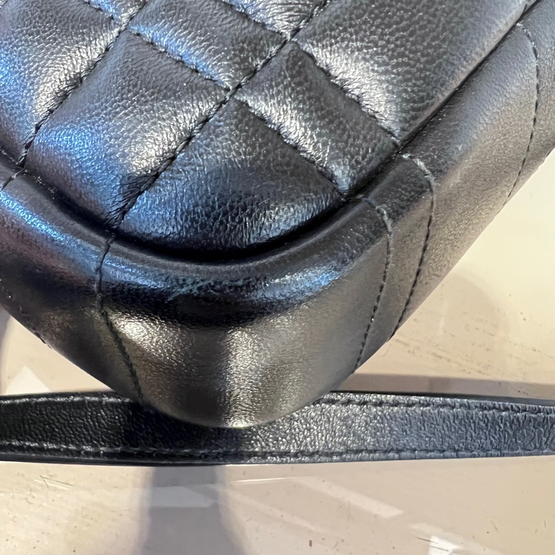 Burberry 黑羔羊皮Lola絎縫銀釦ㄇ拉斜背包-7