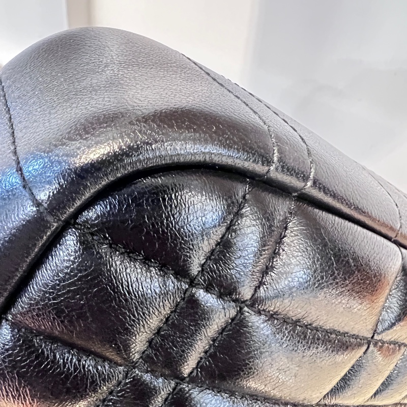 Burberry 黑羔羊皮Lola絎縫銀釦ㄇ拉斜背包-9