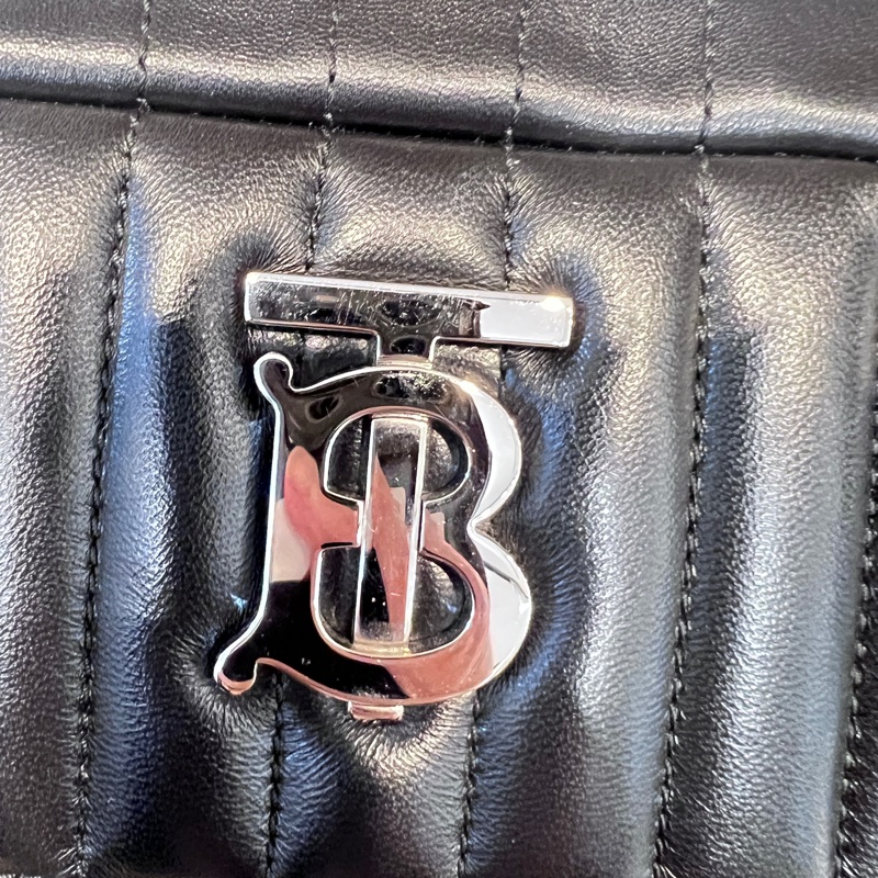 Burberry 黑羔羊皮Lola絎縫銀釦ㄇ拉斜背包-13