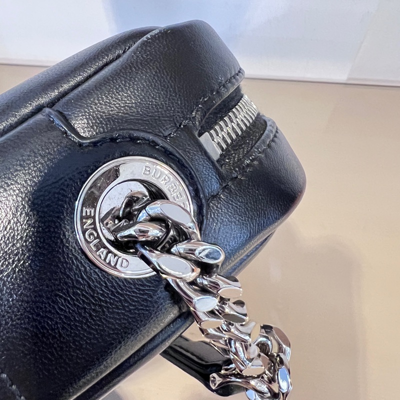 Burberry 黑羔羊皮Lola絎縫銀釦ㄇ拉斜背包-16