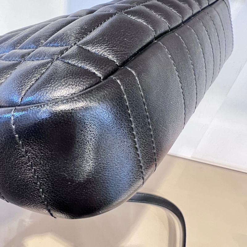 Burberry 黑羔羊皮Lola絎縫銀釦ㄇ拉斜背包-17