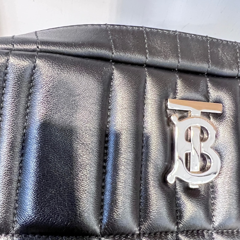 Burberry 黑羔羊皮Lola絎縫銀釦ㄇ拉斜背包-18