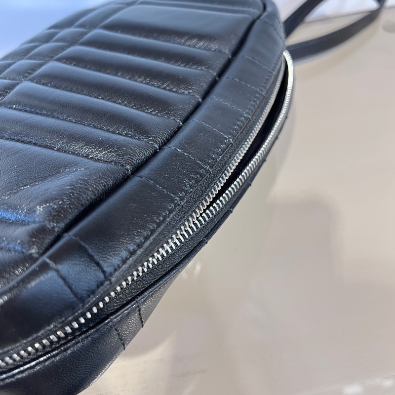 Burberry 黑羔羊皮Lola絎縫銀釦ㄇ拉斜背包-20