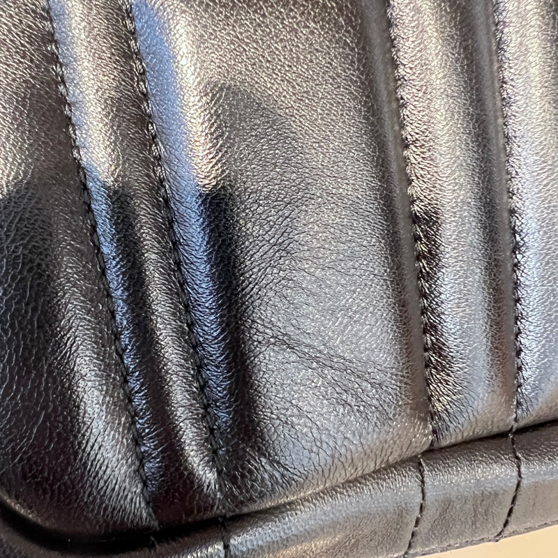 Burberry 黑羔羊皮Lola絎縫銀釦ㄇ拉斜背包-21