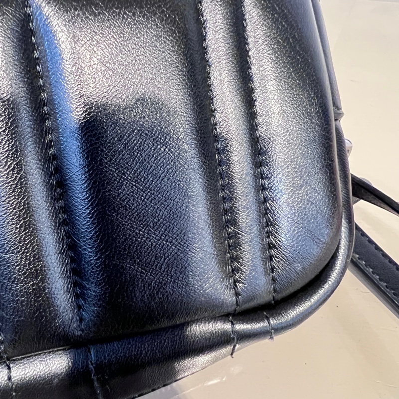 Burberry 黑羔羊皮Lola絎縫銀釦ㄇ拉斜背包-22