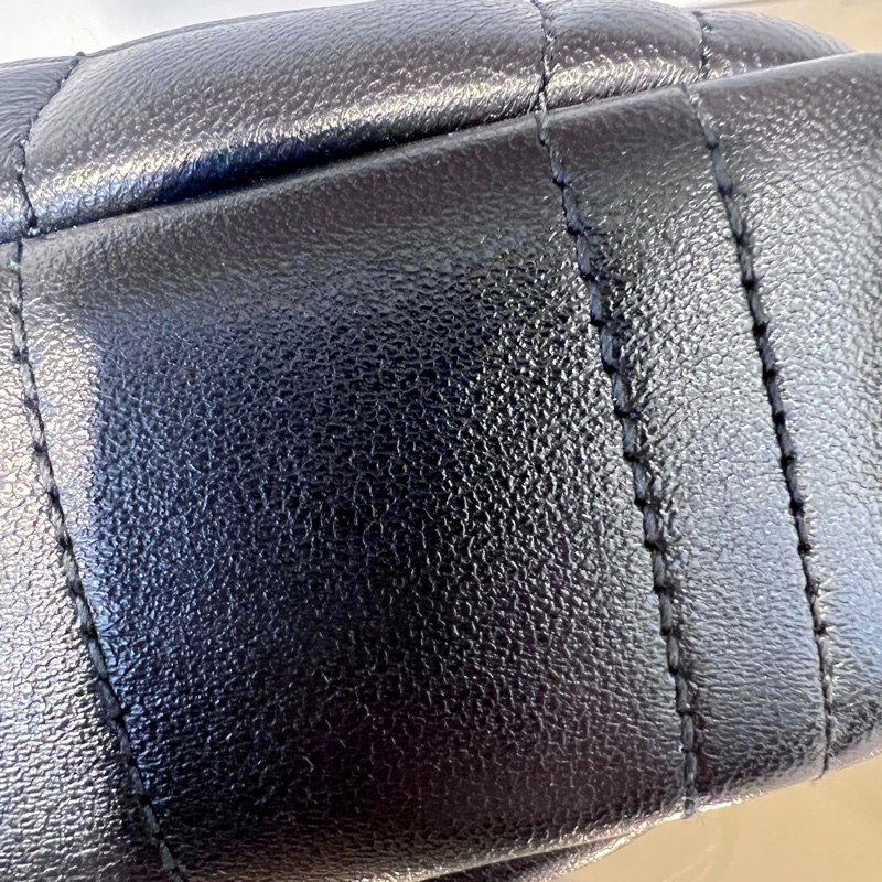 Burberry 黑羔羊皮Lola絎縫銀釦ㄇ拉斜背包-23