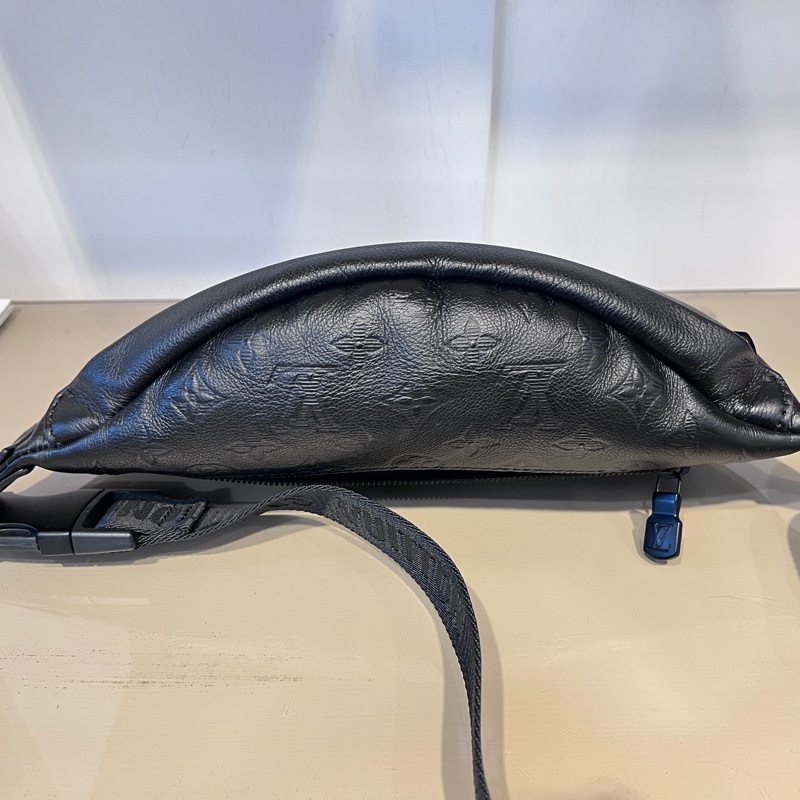 LV黑牛皮壓紋Discovery PM黑釦胸腰包-1