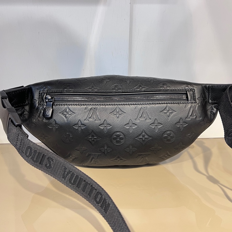 LV黑牛皮壓紋Discovery PM黑釦胸腰包-2