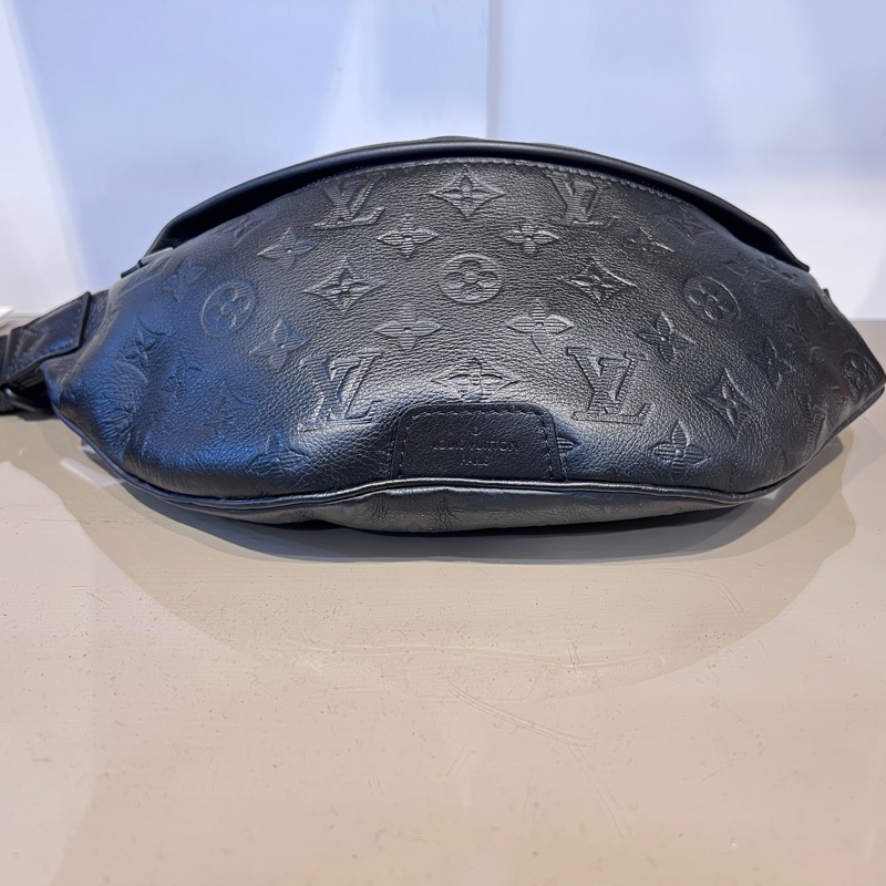 LV黑牛皮壓紋Discovery PM黑釦胸腰包-3