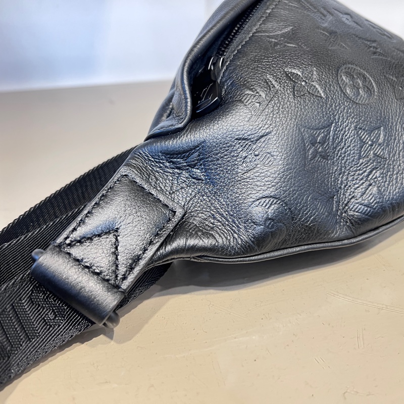 LV黑牛皮壓紋Discovery PM黑釦胸腰包-4