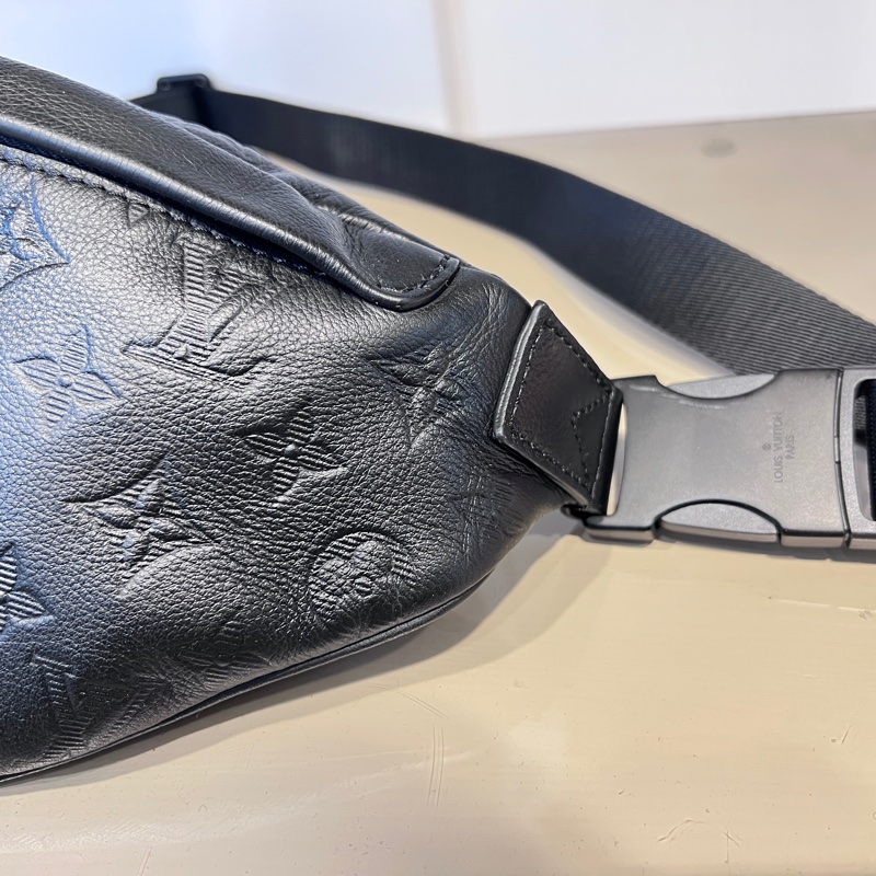 LV黑牛皮壓紋Discovery PM黑釦胸腰包-5