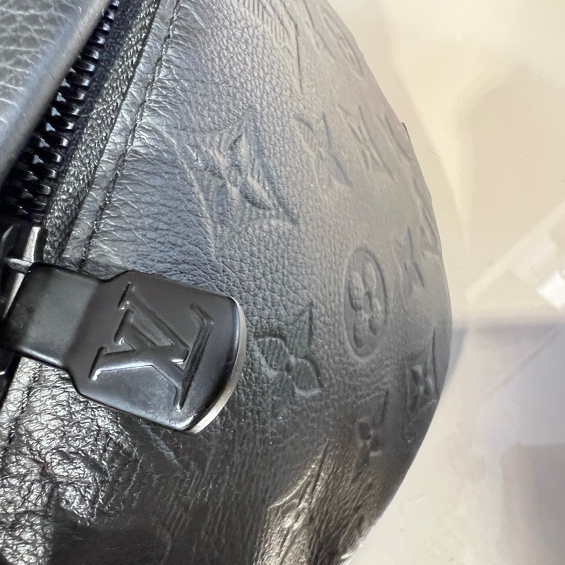 LV黑牛皮壓紋Discovery PM黑釦胸腰包-6