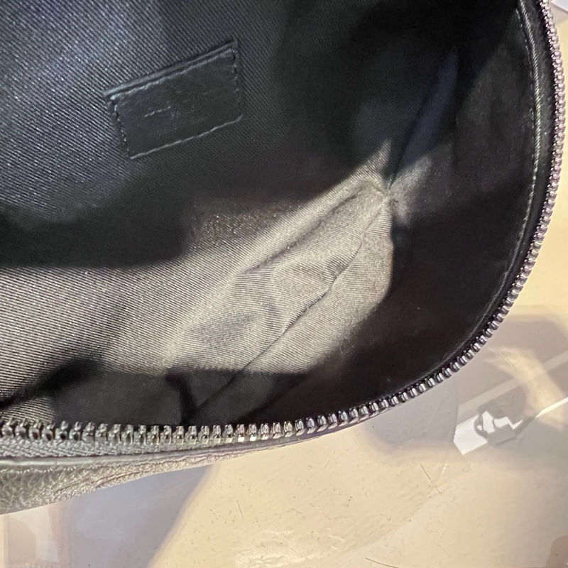 LV黑牛皮壓紋Discovery PM黑釦胸腰包-7