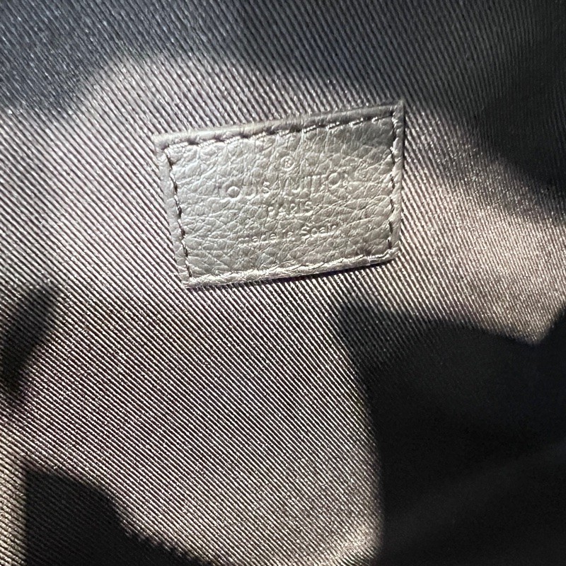 LV黑牛皮壓紋Discovery PM黑釦胸腰包-8