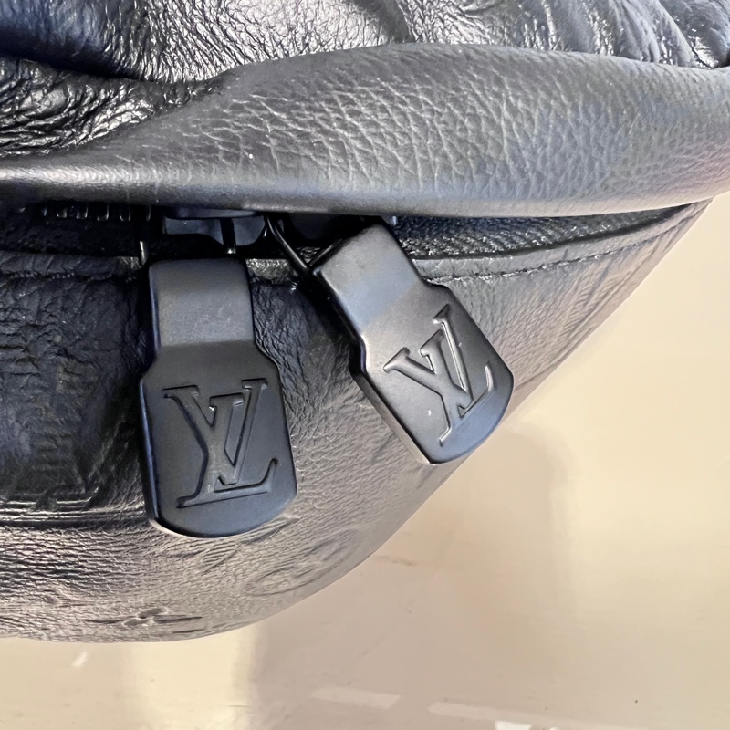 LV黑牛皮壓紋Discovery PM黑釦胸腰包-9