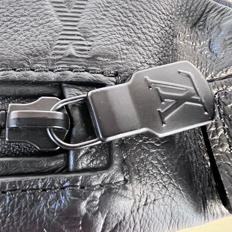 LV黑牛皮壓紋Discovery PM黑釦胸腰包-10