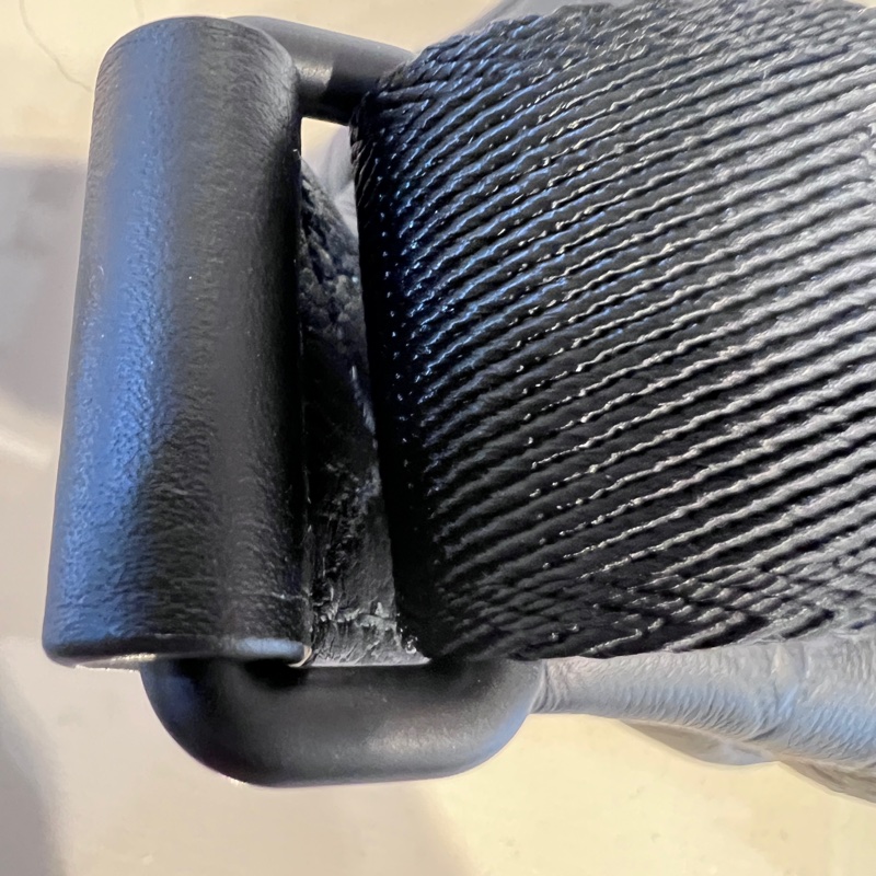 LV黑牛皮壓紋Discovery PM黑釦胸腰包-11