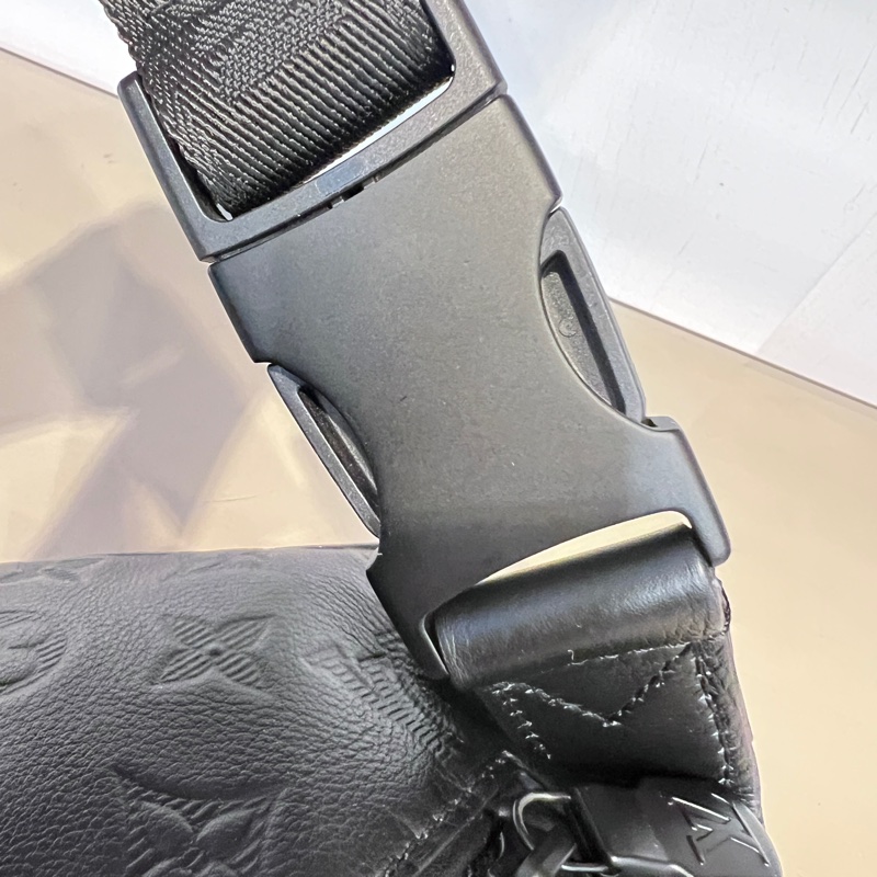 LV黑牛皮壓紋Discovery PM黑釦胸腰包-13