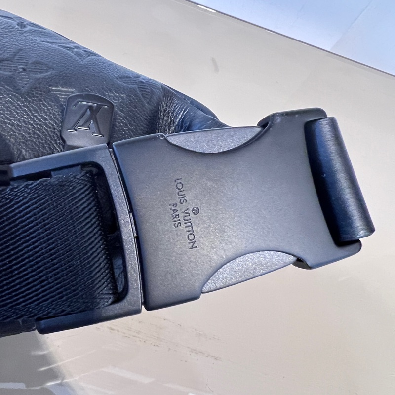 LV黑牛皮壓紋Discovery PM黑釦胸腰包-14