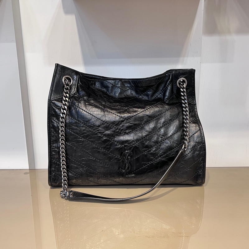 YSL 黑復刻牛皮V型紋Niki霧銀釦磁吸肩斜背包-0