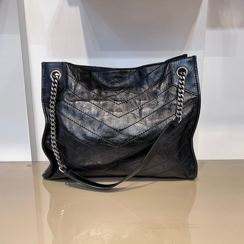 YSL 黑復刻牛皮V型紋Niki霧銀釦磁吸肩斜背包-1