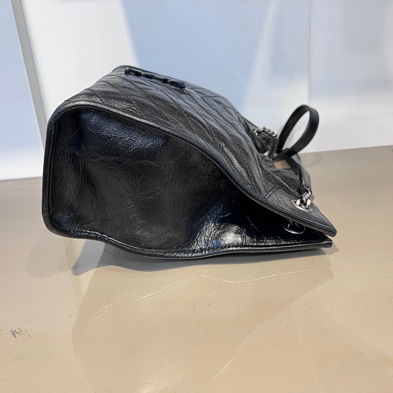 YSL 黑復刻牛皮V型紋Niki霧銀釦磁吸肩斜背包-3