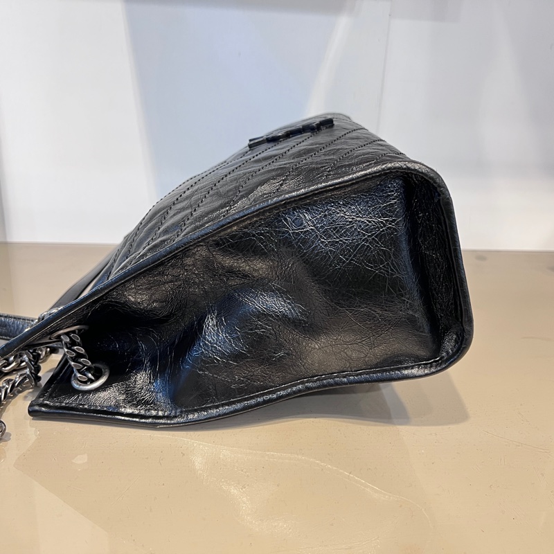 YSL 黑復刻牛皮V型紋Niki霧銀釦磁吸肩斜背包-4