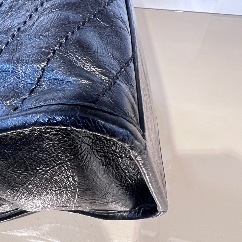 YSL 黑復刻牛皮V型紋Niki霧銀釦磁吸肩斜背包-6