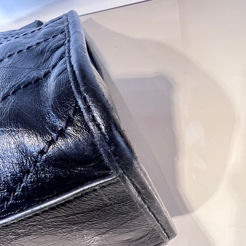 YSL 黑復刻牛皮V型紋Niki霧銀釦磁吸肩斜背包-7