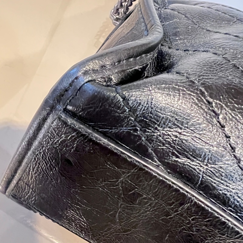 YSL 黑復刻牛皮V型紋Niki霧銀釦磁吸肩斜背包-9