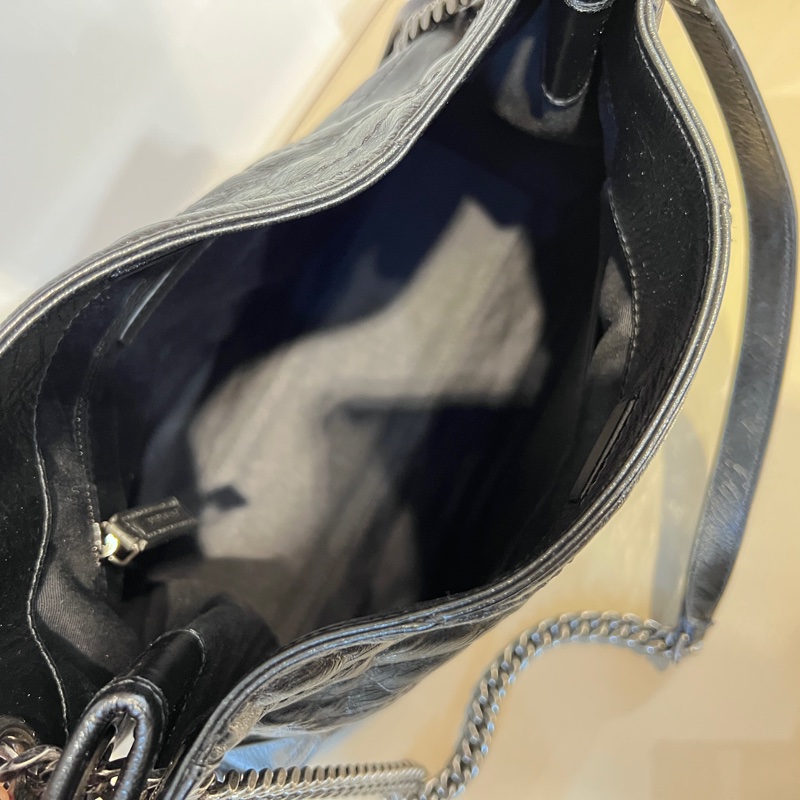 YSL 黑復刻牛皮V型紋Niki霧銀釦磁吸肩斜背包-10