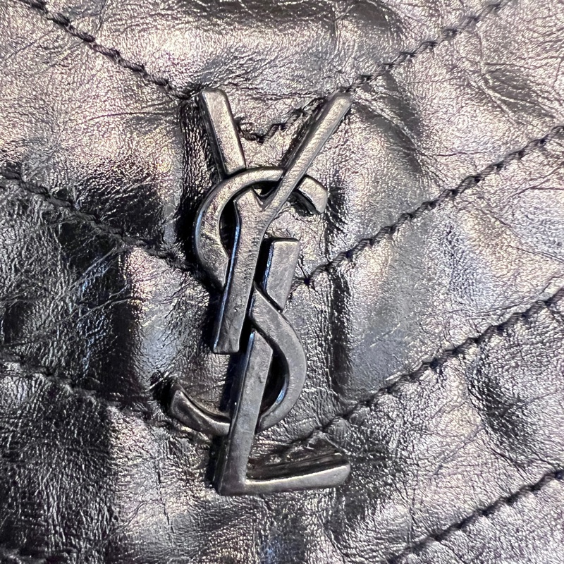 YSL 黑復刻牛皮V型紋Niki霧銀釦磁吸肩斜背包-13