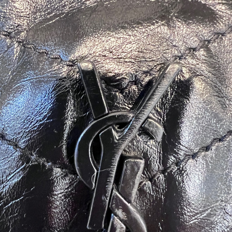 YSL 黑復刻牛皮V型紋Niki霧銀釦磁吸肩斜背包-18