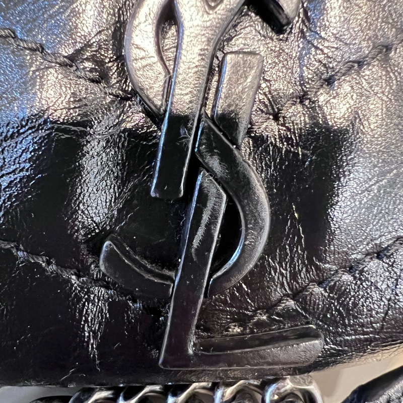 YSL 黑復刻牛皮V型紋Niki霧銀釦磁吸肩斜背包-19