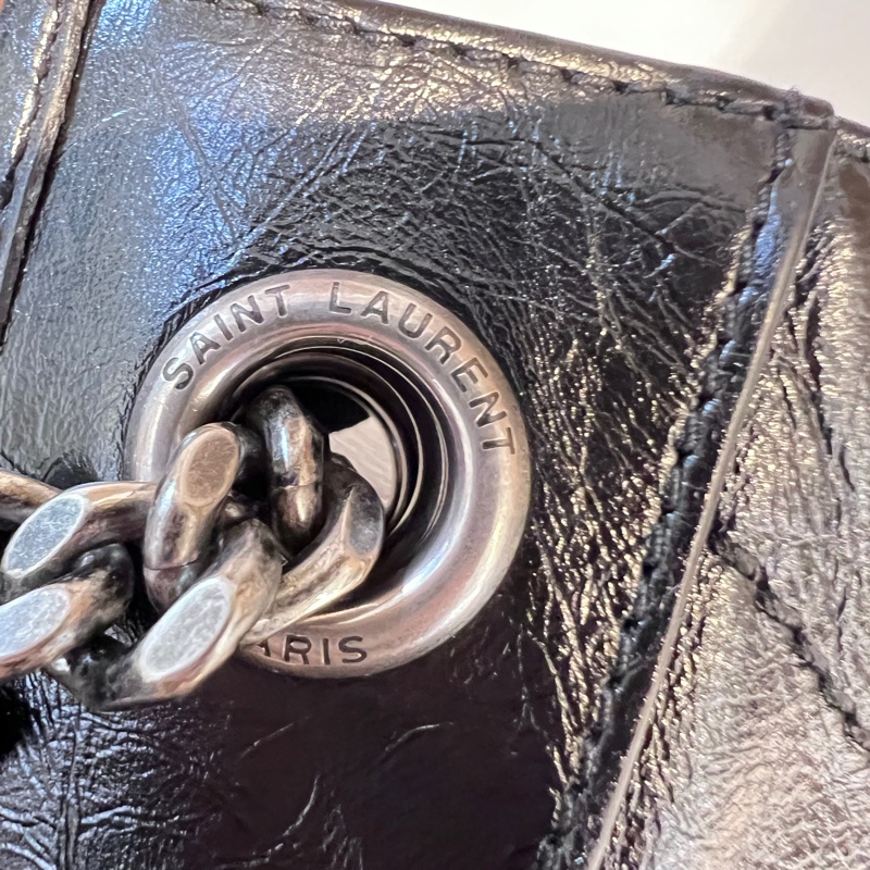 YSL 黑復刻牛皮V型紋Niki霧銀釦磁吸肩斜背包-15