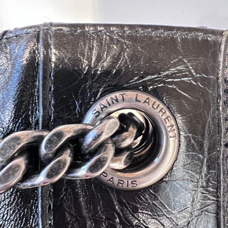 YSL 黑復刻牛皮V型紋Niki霧銀釦磁吸肩斜背包-16